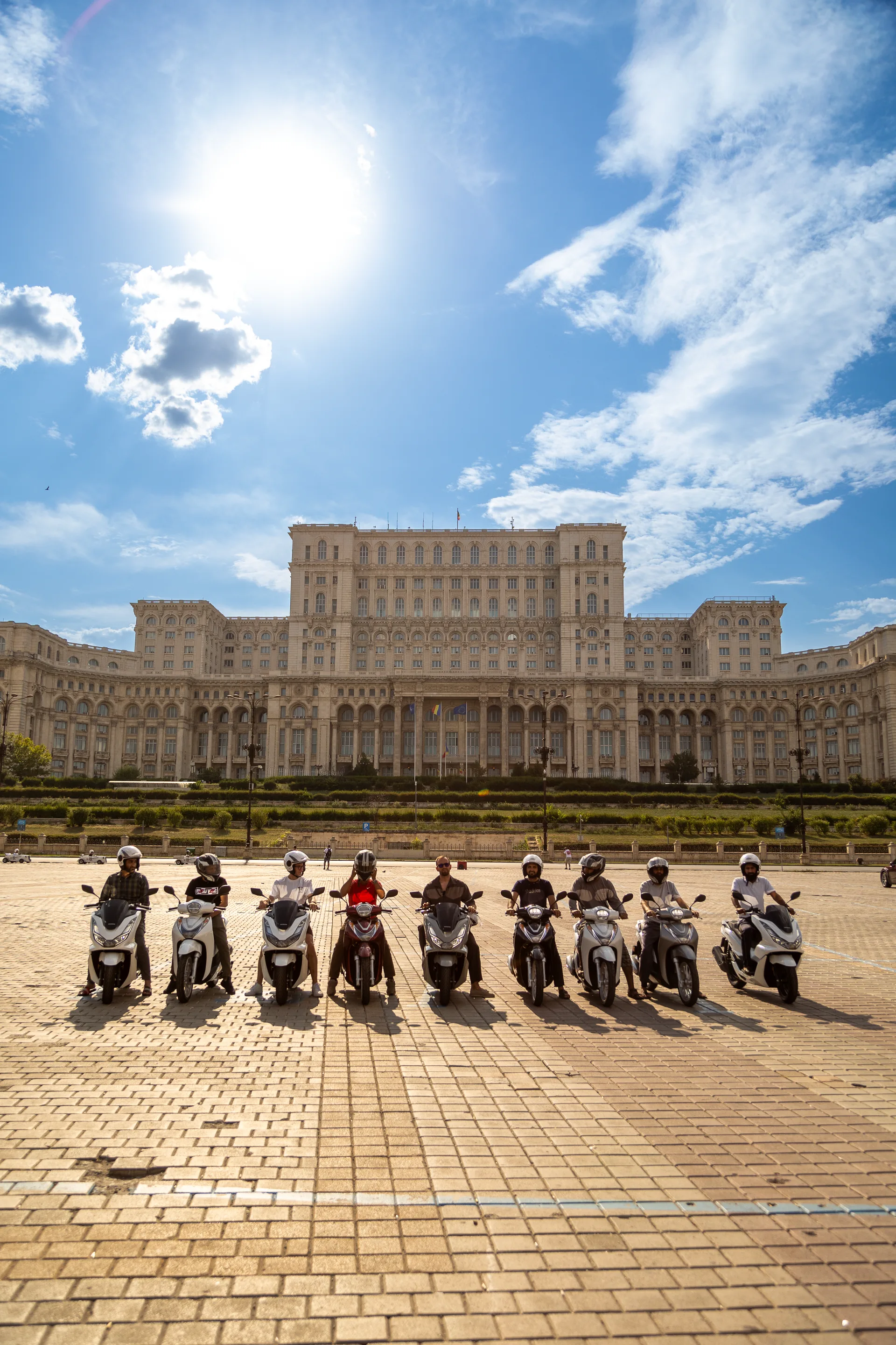 Flota GoScoot în fața Palatului Parlamentului, București